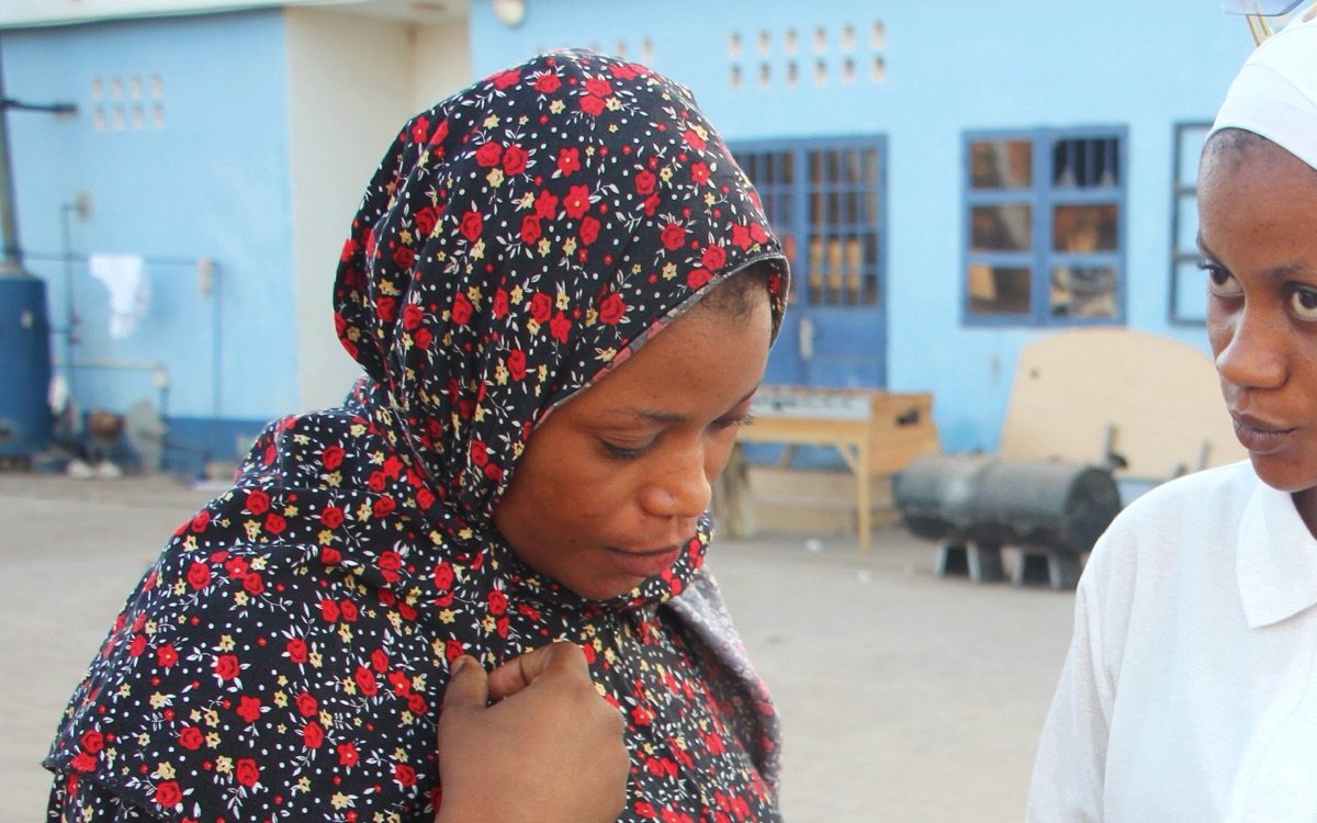 A Damia Tracker agent explaining the app to a customer